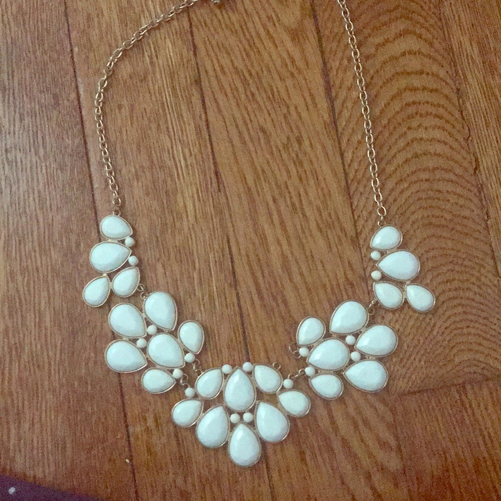 White pear shaped necklace - Picture 1 of 1